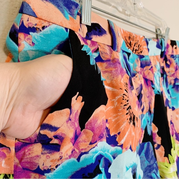 Worthington (size 14) Bright Floral Shorts with pockets - Picture 5 of 9